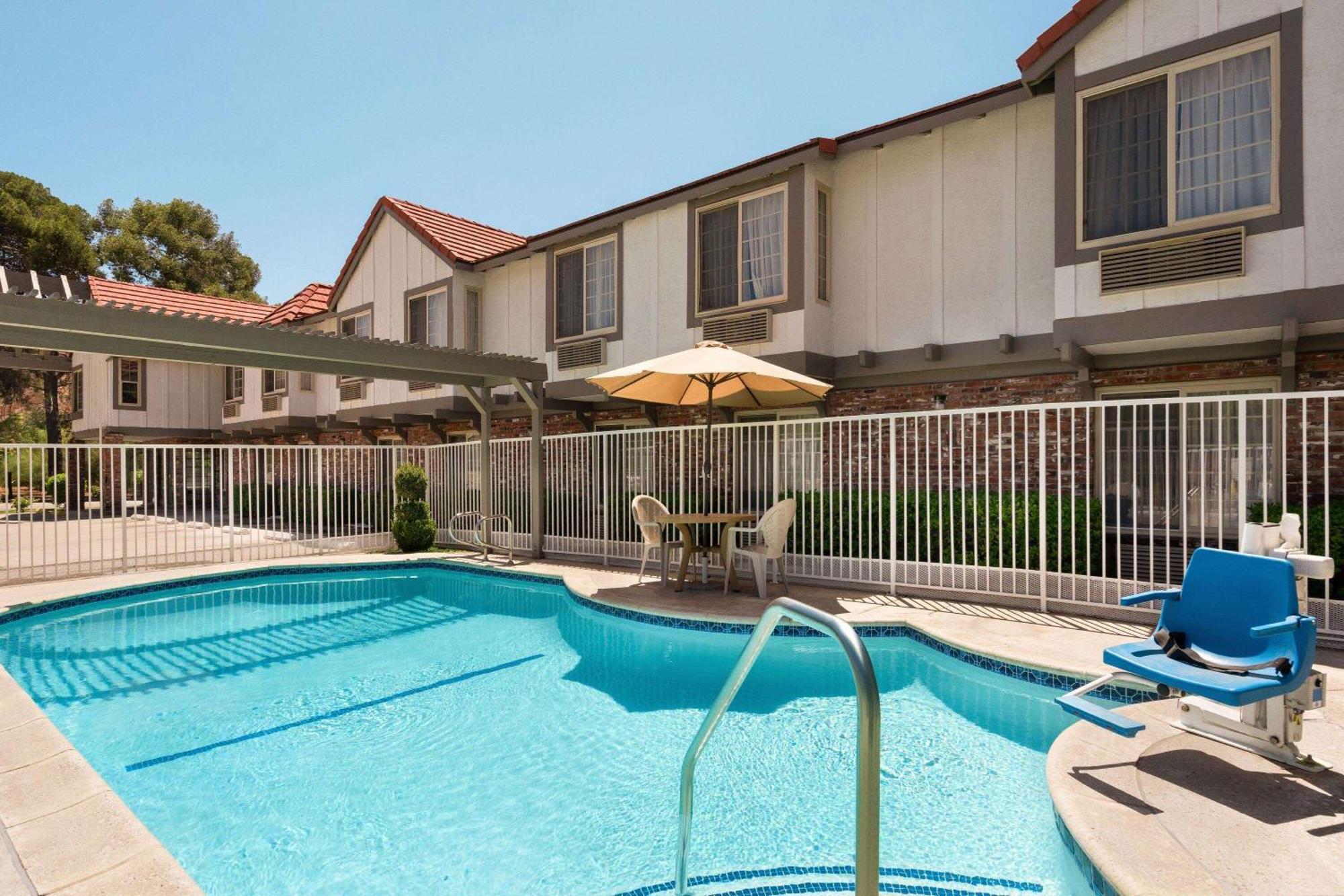 Motel Super 8 by Wyndham Santa Clarita/Valencia Exterior foto